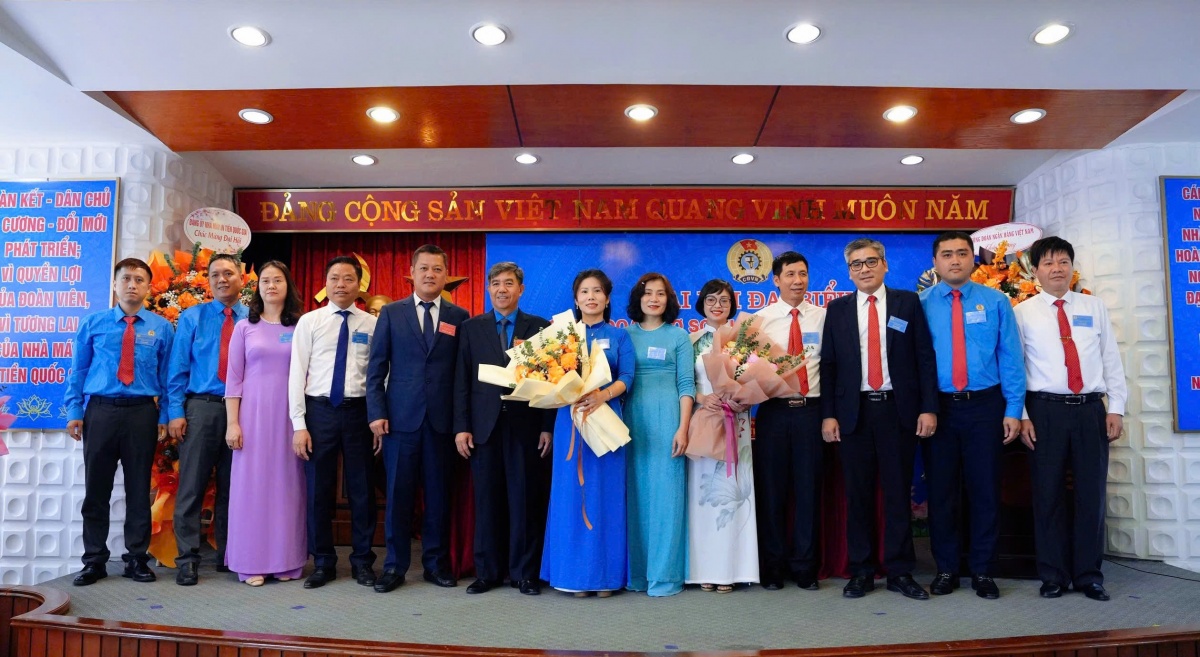 lãnh đạo Công đoàn Ngân hàng Việt Nam, Đảng ủy NHNN Việt Nam chúc mừng BCH Công đoàn Nhà máy In tiền Quốc gia khóa XII,nhiệm kỳ 2025-2030