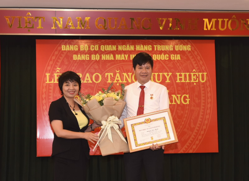 Trao tặng Huy hiệu 30 năm tuổi Đảng cho đảng viên Nguyễn Đức Thịnh