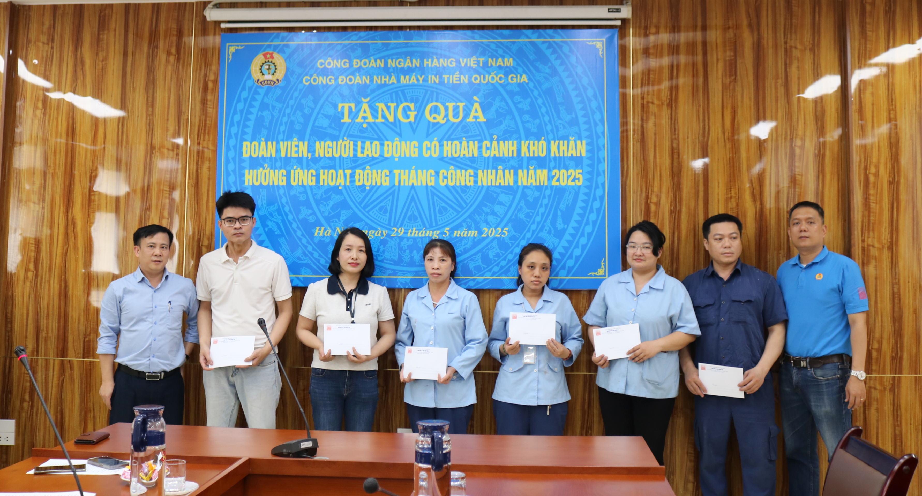 CÔNG ĐOÀN NHÀ MÁY IN TIỀN QUỐC GIA TRAO TẶNG 100 SUẤT QUÀ CHO ĐOÀN VIÊN, NGƯỜI LAO ĐỘNG NHÂN DỊP HOÀN CẢNH KHÓ KHĂN