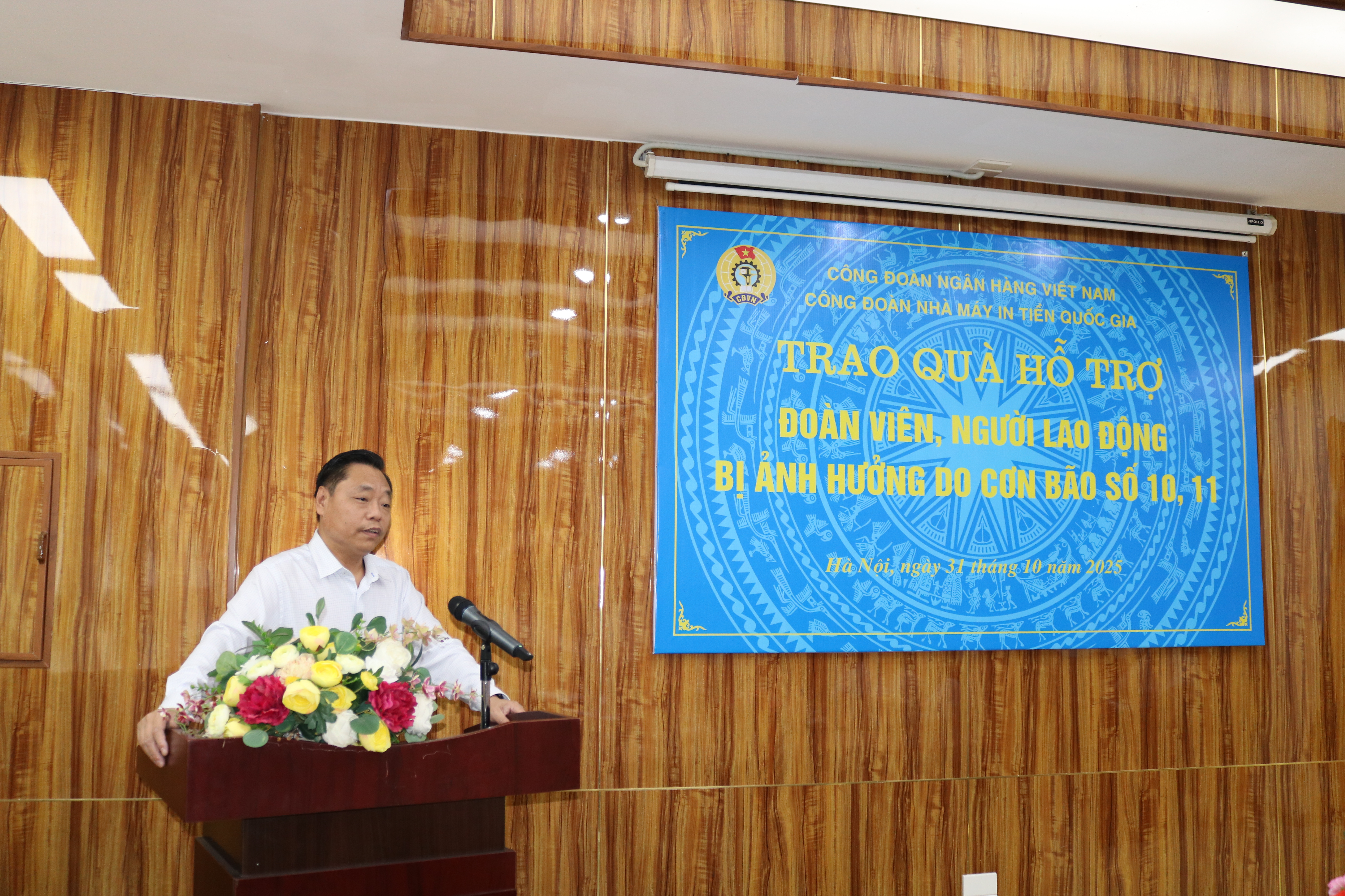 CÔNG ĐOÀN NHÀ MÁY IN TIỀN QUỐC GIA TRAO QUÀ HỖ TRỢ ĐOÀN VIÊN, NGƯỜI LAO ĐỘNG BỊ ẢNH HƯỞNG DO BÃO SỐ 10, 11