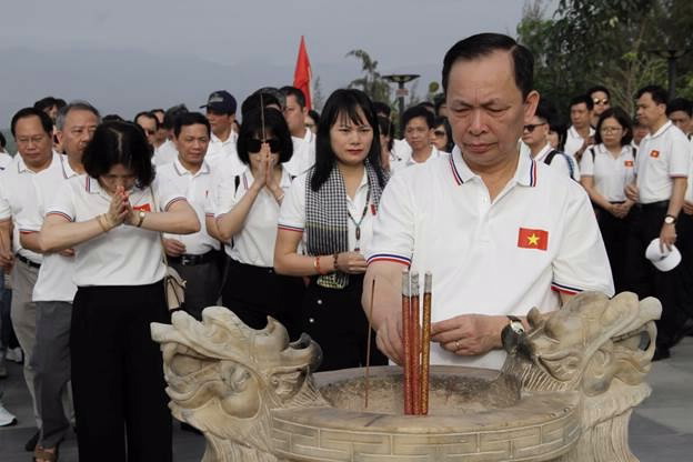 Phó Thống đốc Thường trực Đào Minh Tú dâng hương tưởng niệm các Anh hùng Liệt sỹ Gạc Ma