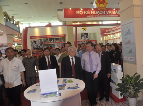 Tổng Bí thư Nguyễn Phú Trọng thăm gian triển lãm của ngành Ngân hàng