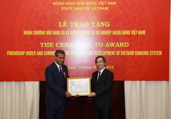 Trao tặng Huân chương hữu nghị và Kỷ niệm chương cho Trưởng đại diện IMF tại Việt Nam