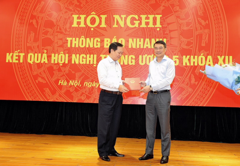Đ/c Lê Minh Hưng, Thống đốc NHNN trao Quyết định bổ nhiệm lại Phó Thống đốc NHNN của Thủ tướng Chính phủ cho Đ/c Đào Minh Tú
